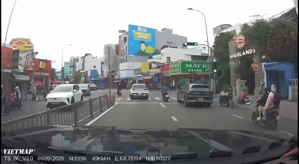 Clip: Ô tô 'ép' người đi xe máy ngã giữa đường gây phẫn nộ ở TPHCM