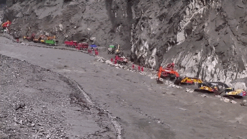 Mở lại tuyến đường huyết mạch đến cửa khẩu Trung Quốc - Nepal sau lũ dữ