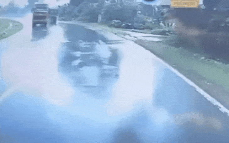 Xe đầu kéo văng đuôi khi vào cua, tông xe khách khiến 3 người thương vong