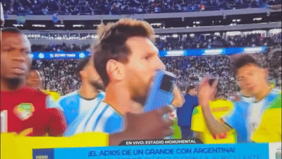 Hành động khiến Messi tức giận