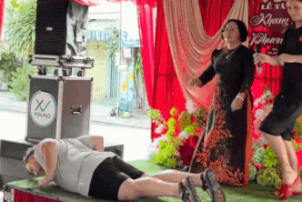 Đi ngang đường, nhóm khách Mỹ bất ngờ được mời vào đám cưới miền Tây