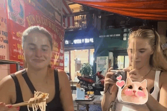 Du khách 'không cần nhà hàng nữa' sau tô hủ tiếu vỉa hè Hà Nội