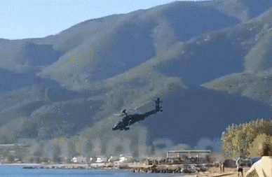 Hai trực thăng tấn công AH-64 Apache Mỹ lao xuống đất
