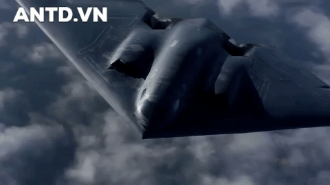  B-2 Spirit được mệnh danh là bóng ma tử thần trên bầu trời bởi tải trọng bom lớn cộng với khả năng tàng hình vượt trội, nó có thể xuyên thủng các hệ thống phòng không hiện đại để tấn công sâu vào đất liền. 