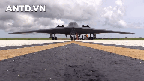  So với tên lửa hành trình, máy bay ném bom chiến lược tàng hình B-2 Spirit có thể xâm nhập vào sâu lãnh thổ đối phương, vượt qua các hệ thống phòng không để tiến hành không kích. 