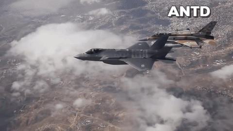  “Chúng tôi đã bắt đầu tấn công các mục tiêu Quds của Iran trong lãnh thổ Syria. Chúng tôi cảnh báo lực lượng vũ trang Syria không được tìm cách làm tổn hại đến máy bay chiến đấu hoặc lãnh thổ Israel”, Đại diện Quân đội Israel tuyên bố. 