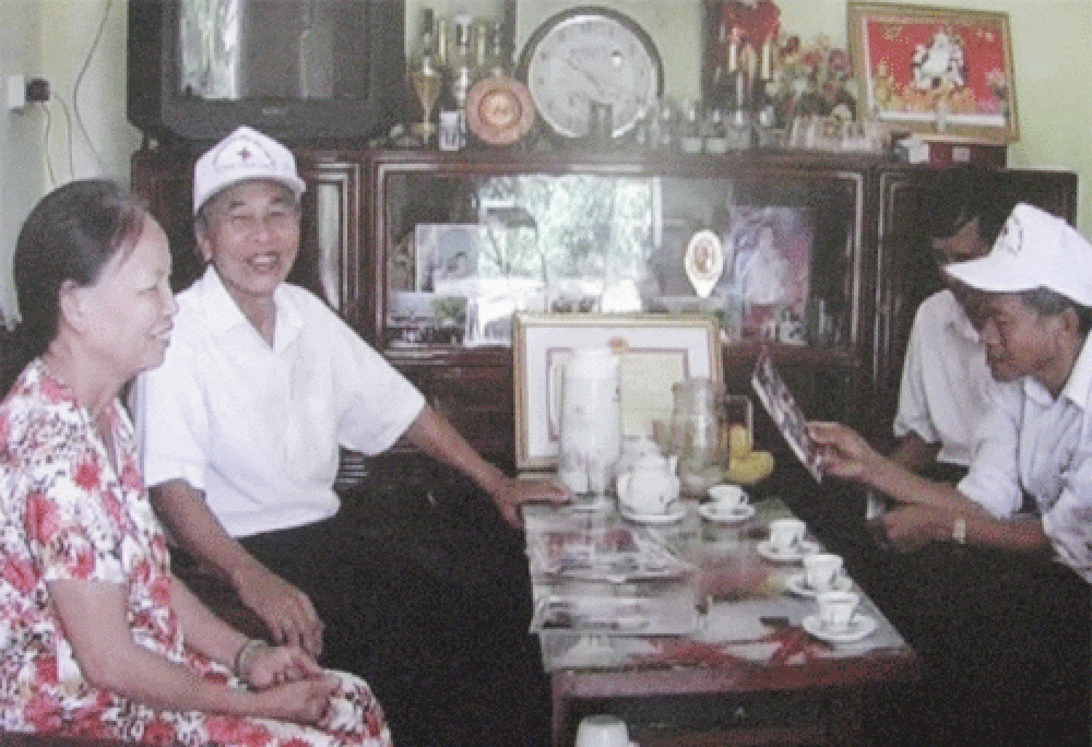 Ông Canh cùng Hội chữ thập đỏ đến thăm bà con trong xã