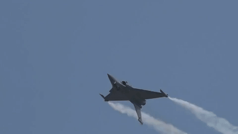 Trong chuyến thăm Pháp, Bộ trưởng Rajnath Sigh chứng kiến lễ tiếp nhận chiếc chiến đấu cơ Rafale đầu tiên cho Không quân Ấn Độ (IAF) tại căn cứ không quân Merignac gần Bordeaux, Tây Nam nước Pháp.