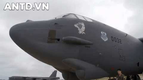  Chiếc B-52H bay ở độ cao 6.000 m với tốc độ khoảng 663 km/h. Đây là đường bay các oanh tạc cơ Mỹ áp dụng khi thực hiện đòn tấn công mô phỏng nhằm vào căn cứ hạm đội Baltic. 