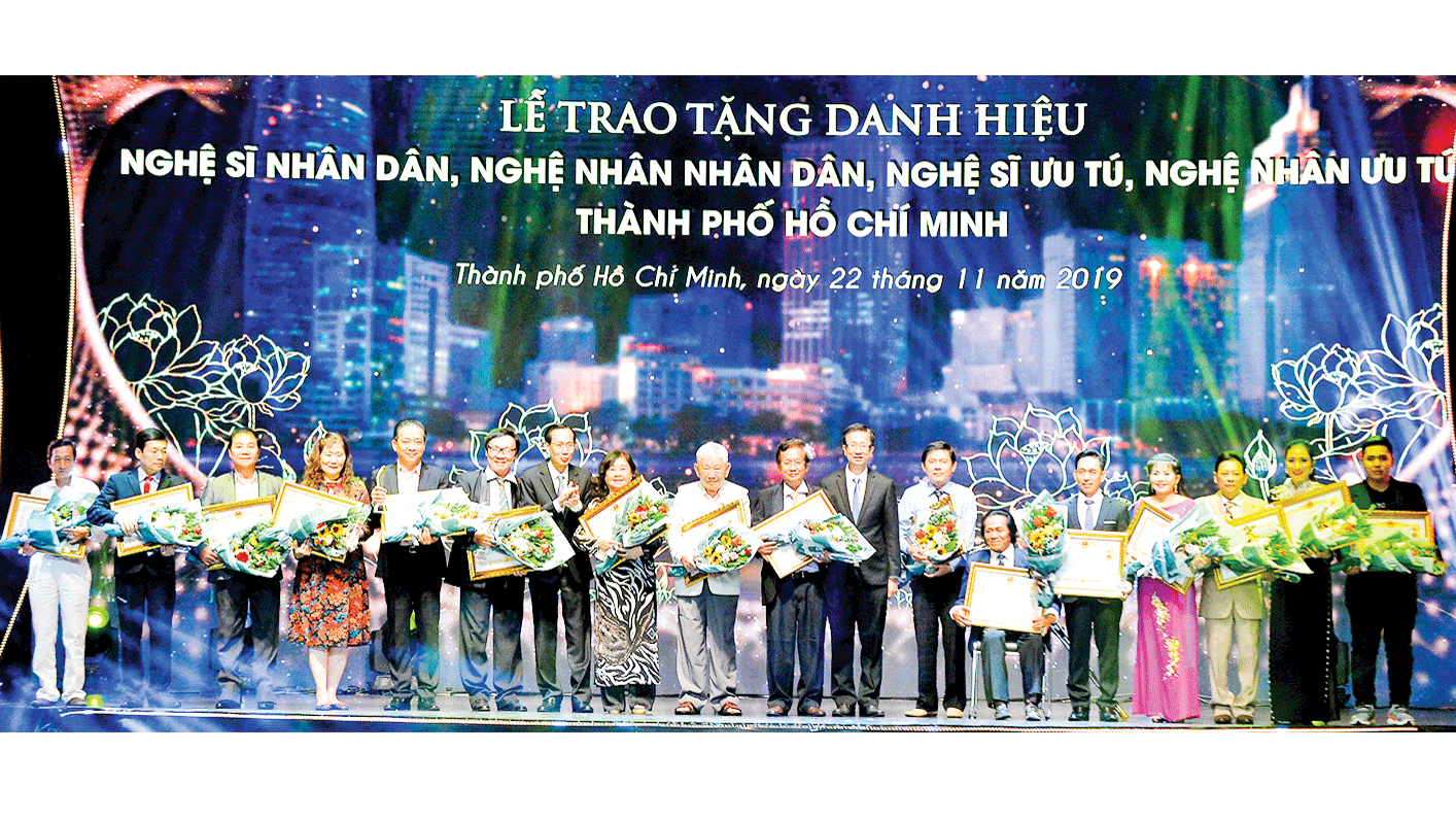 Phó Chủ tịch Thường trực UBND TPHCM Lê Thanh Liêm trao danh hiệu NSƯT cho các nghệ sĩ. Ảnh: NGUYỄN NHÂN