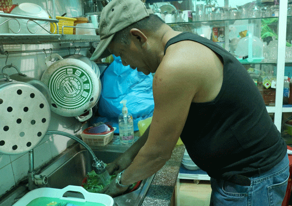 Người dân phường Hội Phú hài lòng khi có nguồn nước sạch phục vụ cho sinh hoạt hàng ngày. Ảnh : T.S