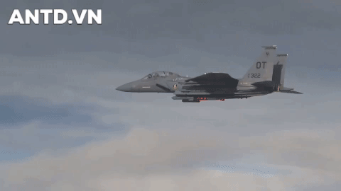  Phòng thí nghiệm quốc gia Sandia ngày 8-6 cho biết F-15E Strike Eagle của Không quân Mỹ đã hoàn tất thành công thử nghiệm trang bị vũ khí từ hồi tháng 3-2020, trong đó cho thấy khả năng tương thích của tiêm kích này với bom trọng lực hạt nhân B61-12. 