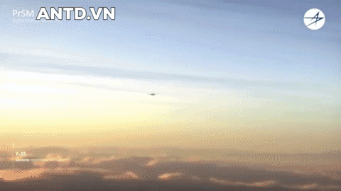 Trong video, biên đội tiêm kích tàng hình F-35 được triển khai làm nhiệm vụ xâm nhập không phận kẻ thù. Các chiến đấu cơ tàng hình này hoạt động ở ngoài tầm bắn của hệ thống phòng không đối phương, sử dụng cảm biến hiện đại để xác định và chỉ thị tọa độ mục tiêu cho lực lượng đồng minh.