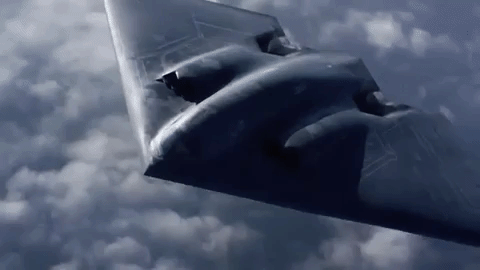 B-2 Spirit có tổ lái hai người; một phi công ngồi bên trái và một chỉ huy ở bên phải, so với đội bay bốn người của B-1B và năm người của B-52.