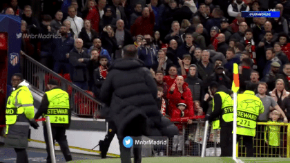  Sau khi trận đấu tại Old Trafford kết thúc, HLV Diego Simeone không nán lại sân ăn mừng mà chạy thẳng vào đường hầm. Nhiều CĐV Man United có hành động khiêu khích, thậm chí ném chai lọ, cốc về phía nhà cầm quân người Argentina. "El Cholo" băng qua "mưa vật thể lạ" mà không gặp sự cố nào. 