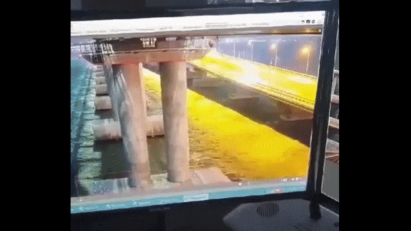 Tác động của vụ nổ khiến một phần nhịp cầu đã bị sập xuống.