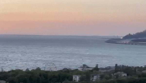 Sau khi có thông tin về vụ nổ trên cầu Crimea, Mykhailo Podolyak, cố vấn của Tổng thống Ukraine, đã bình luận trên Twitter: "Crimea, cây cầu, sự khởi đầu. Mọi thứ bất hợp pháp phải bị tiêu hủy, mọi thứ bị đánh cắp phải được trả lại cho Ukraine, mọi thứ do Nga kiểm soát đều phải bị trục xuất".