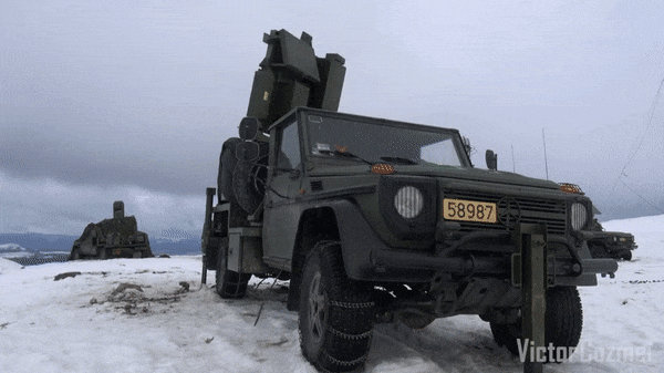 NASAMS có thể triển khai phân tán nhờ Trung tâm Điều phối Hỏa lực (FDC) do Na Uy phát triển, trong đó radar và các khẩu đội chiến đấu được kết nối qua đường truyền dữ liệu chuẩn NATO