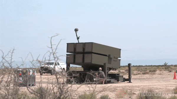 Hệ thống được phát triển bởi tập đoàn Kongsberg Defence & Aerospace của Na Uy và Raytheon Mỹ, bắt đầu đưa vào biên chế từ năm 1998 và đang phục vụ trong quân đội 9 nước.