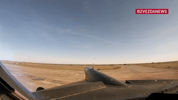 Hai oanh tạc cơ chiến lược Tu-95MS cất cánh từ một căn cứ không quân và phóng các tên lửa hành trình tầm xa.