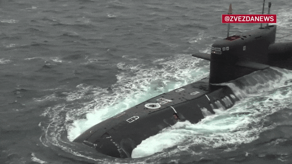 Trong khi đó R-29 Sineva, là một tên lửa đạn đạo hạt nhân nhiên liệu lỏng phóng từ các tàu ngầm hạt nhân chiến lược.