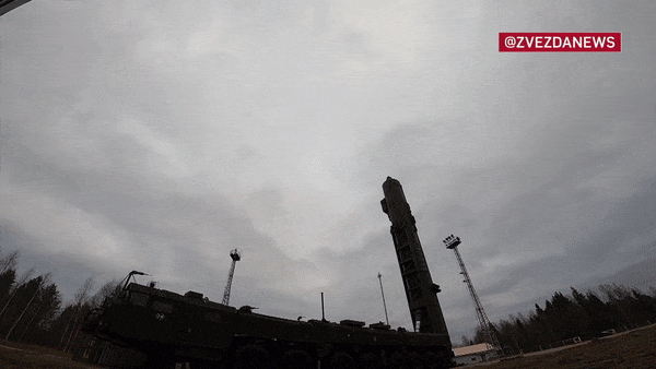 Được biết, RS-24 Yars là hệ thống tên lửa chiến lược có thể đặt trên bệ phóng di động hoặc đặt trong hầm và là phiên bản cải tiến của tổ hợp tên lửa Topol-M.