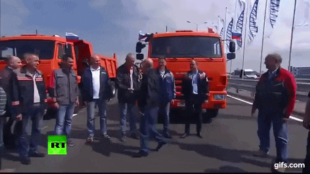 Kênh truyền hình Rossiya 24 của Nga công bố hình ảnh Tổng thống Vladimir Putin lái ôtô chở Phó thủ tướng Marat Khusnullin thị sát cầu vượt qua eo biển Kerch, nối bán đảo Crimea với vùng Krasnodar ở tây nam nước Nga.