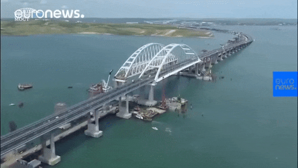 Nga gần đây đã có những động thái tăng cường phòng thủ cầu Crimea, trước nguy cơ cây cầu này bị tên lửa hành trình và máy bay chiến đấu của Ukraine tấn công, từ đó cô lập bán đảo Crimea với phần còn lại của đất liền Nga.