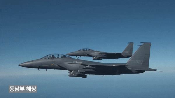 Gần 40% linh kiện của F-15K gồm thân, cánh và hệ thống điện tử được sản xuất bởi các công ty Hàn Quốc, trước khi chuyển tới nhà máy lắp ráp của tập đoàn Boeing ở bang Missouri, Mỹ.