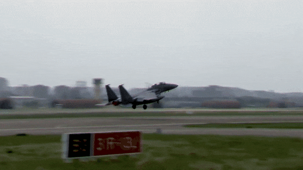 Radar APG-63(V)1 của F-15K có chế độ tìm kiếm và xác định mục tiêu trên biển, phục vụ hoạt động tác chiến đối hải.
