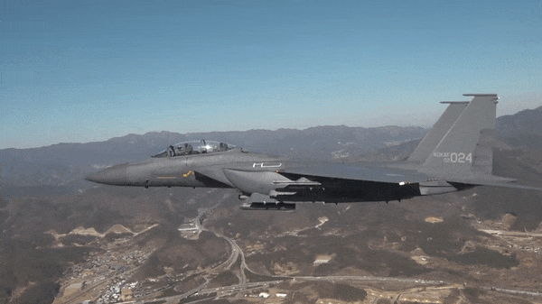 Ra đời sau mẫu F-15E hơn 10 năm, F-15K được trang bị các công nghệ mới như màn hình hiển thị đa năng, buồng lái tương thích với kính nhìn đêm, cùng hệ thống ngắm bắn gắn trên mũ (JHMCS).