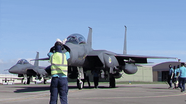 Lô 40 chiếc F-15K cho Hàn Quốc cũng là một trong những biến thể F-15 đầu tiên sử dụng động cơ F110-GE-129, cho lực đẩy cao hơn 10% so với mẫu P&amp;W F110 của F-15E.
