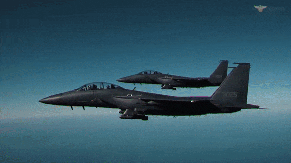 F-15K có thể mang tới 10,5 tấn vũ khí các loại, bao gồm tên lửa đối không AIM-9X Sidewinder, AIM-7 Sparrow và AIM-120B/C AMRAAM cùng tên lửa hành trình đối đất AGM-84E SLAM-ER.