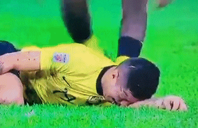 Aguero ra dấu cho đội ngũ y tế rồi tiếp tục tỏ vẻ đau đớn.