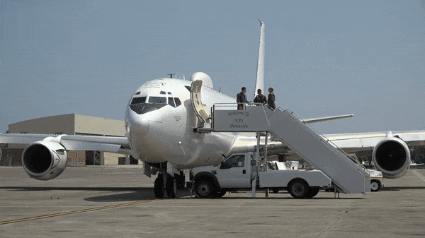Bình thường phi hành đoàn của E-6 Mercury bao gồm 2 phi công, 1 hoa tiêu, 5 sĩ quan, 9 nhân viên hàng không và 4 học viên TACAMO.