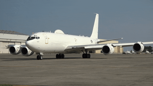 Sau khi triển khai tới châu Âu, phi hành đoàn E-6B Mercury đã gặp Đại sứ Mỹ tại Iceland Carrin Patman và các quan chức ngoại giao và quân sự khác.