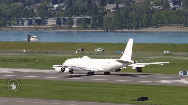 Được phát triển từ khung thân Boeing 707, E-6 Mercury có tầm bay hơn 11.000 km, thời gian hoạt động liên tục 15 giờ hoặc lên đến 72 giờ nếu được tiếp nhiên liệu trên không.