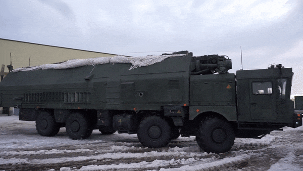 RS-24 Yars là hệ thống tên lửa chiến lược khai hỏa từ bệ phóng di động hoặc từ hầm ngầm với đa đầu đạn phân hướng (MIRV).