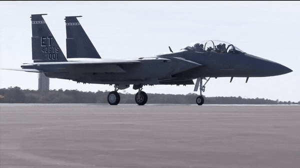 F-15EX cũng được trang bị radar mạng pha chủ động (AESA) với độ nhạy cực cao giúp chúng dễ dàng phát hiện và khóa bắn mục tiêu.