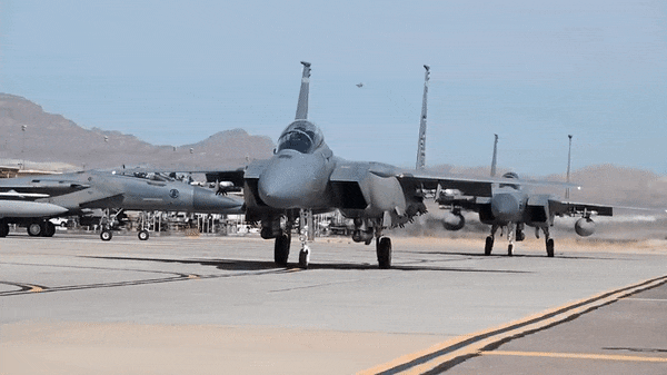 Điểm nổi trội khác của F-15EX là tải trọng vũ khí. Trong khi đa phần các tiêm kích chỉ mang khối lượng vũ khí dao động từ 6,5-8 tấn thì F-15EX lại có thể mang tới 14 tấn vũ khí.
