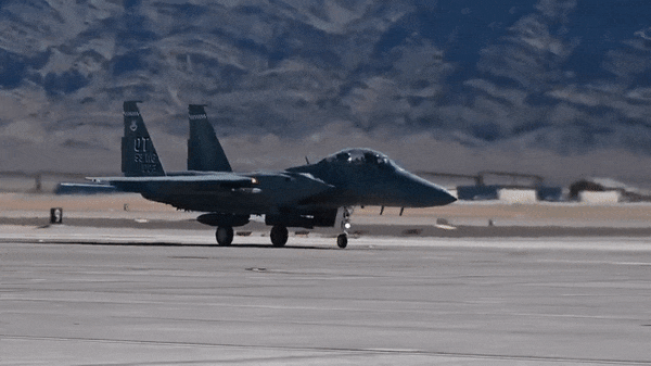 Chiến đấu cơ F-15EX Eagle 2 là biến thể mới nhất trong gia đình chiến đấu cơ huyền thoại F-15 Eagle, dòng máy bay này ra đời nhằm đáp ứng yêu cầu trong tác chiến hiện đại.