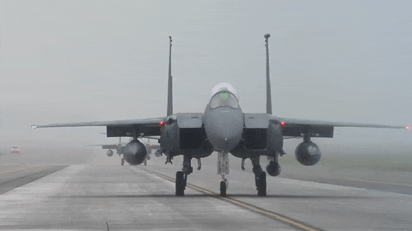 Có thể dễ dàng nhận thấy buồng lái của phiên bản F-15EX đã được làm mới, ứng dụng nhiều thành tựu từ chiến đấu cơ thế hệ thứ 5 là F-35.