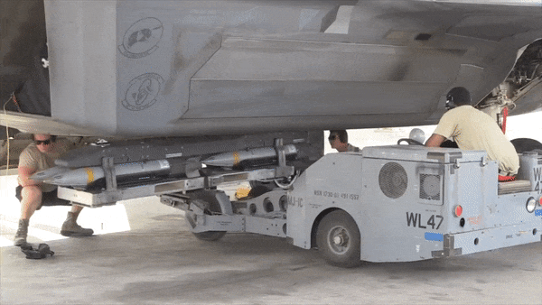 Không quân Mỹ cũng đã nên có kế hoạch mua và sản xuất 24.000 quả bom Boeing GBU-39 để trang bị cho các máy bay chiến đấu.