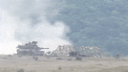 Xe tăng M1A2 Abrams trang bị pháo 120mm có khả năng bắn nhiều loại đạn trong đó có loại đạn xuyên động năng với lõi làm bằng uranium siêu cứng đủ sức xuyên thủng mọi loại xe tăng hiện đại ngày nay.