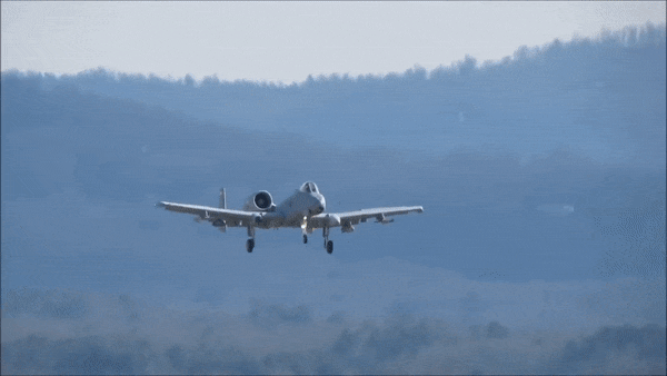A-10 có khả năng mang một số lượng lớn tên lửa chống tăng như Hellfire, hay tên lửa không đối đất AGM-65.