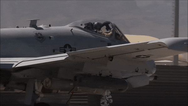 Nhiều chuyên gia cho rằng sức mạnh của A-10 thậm chí còn vượt "xe tăng bay" Su-25 của Nga.