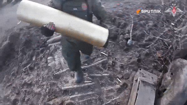 Khẩu đội pháo tiêu chuẩn cho lựu pháo kéo 2A36 là 8 người.