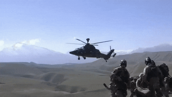 Trực thăng tấn công Eurocopter Tiger được chế tạo bằng loại vật liệu đặc biệt, trong đó có 80% là sợi các-bon được gia cố bằng polymer và kevlar (kevlar là vật liệu làm áo chống đạn), còn lại 11% là nhôm và 6% là titan.