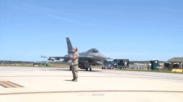Mặc dù tên phổ biến chính thức của F-16 là “Fighting Falcon”, nó được các phi công biết đến với cái tên “Viper”, mật danh dự án của General Dynamics trong thời gian đầu phát triển.