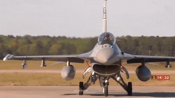 Không quân Đan Mạch đã biên chế 43 tiêm kích F-16, khoảng 30 chiếc trong số này vẫn đang hoạt động. Tuy nhiên họ đang lên kế hoạch để sớm loại biên chúng.